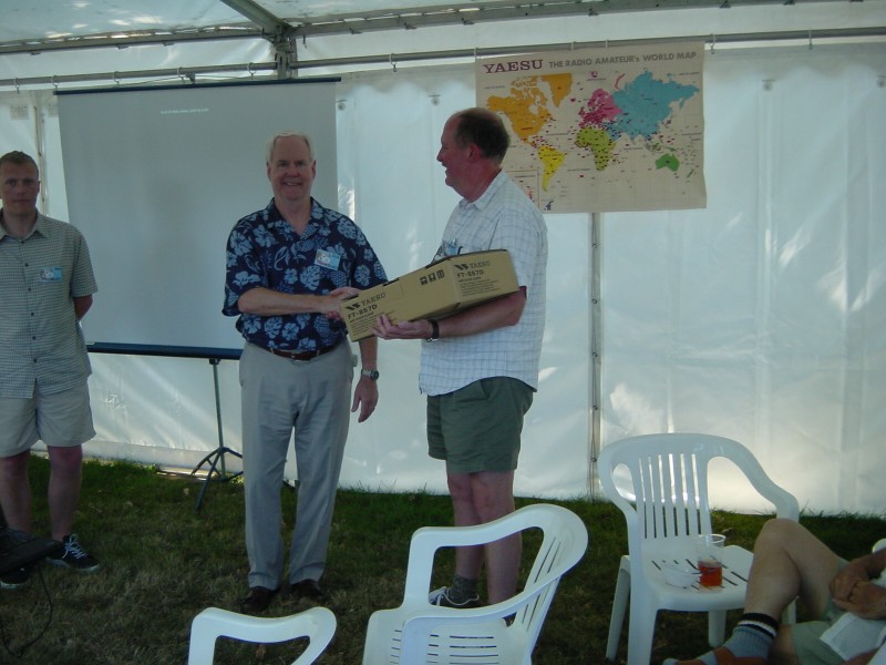 ../Images/Dick-K5AND presenting the W3BO memorial radio to Peter-G8BCG representing the UKSMG.jpg